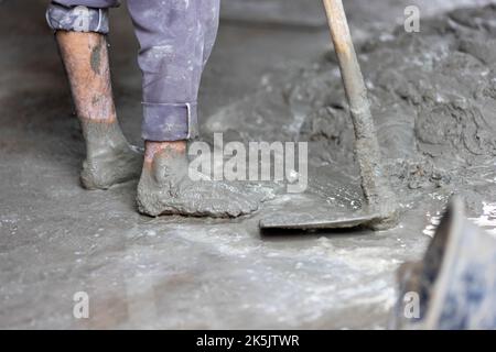 Costruzione non sicura dei lavoratori migranti Myanmar mentre versano soletta di cemento in cantiere , Thailandia. Foto Stock