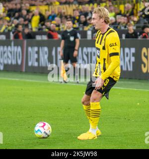 Dortmund, Renania settentrionale-Vestfalia, Germania. 8th Ott 2022. Il giocatore di Borussia Dortmund JULIAN BRANDT (19) sembra passare nella partita di Borussia Dortmund vs. FC Bayern Monaco nel Signal Iduna Park di Dortmund, Germania, il 8 ottobre 2022. (Credit Image: © Kai Dambach/ZUMA Press Wire) Credit: ZUMA Press, Inc./Alamy Live News Foto Stock