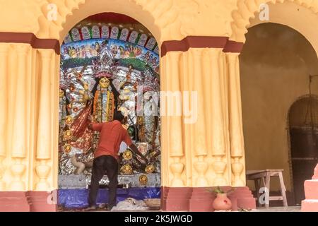 Foto di Durga Idol in una casa zamindar nel Sud 24 Parganas. Il Pujo, risalente a circa 350 anni fa, è molto famoso in questa regione. Foto Stock