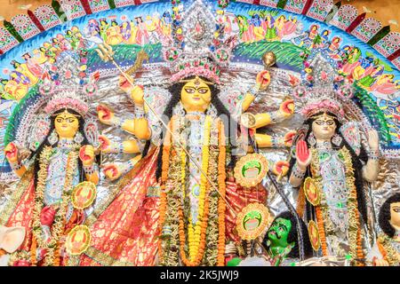 Foto di Durga Idol in una casa zamindar nel Sud 24 Parganas. Il Pujo, risalente a circa 350 anni fa, è molto famoso in questa regione. Foto Stock