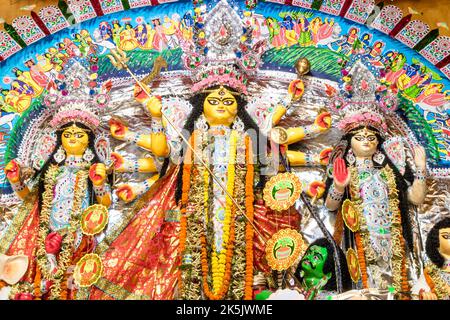 Foto di Durga Idol in una casa zamindar nel Sud 24 Parganas. Il Pujo, risalente a circa 350 anni fa, è molto famoso in questa regione. Foto Stock