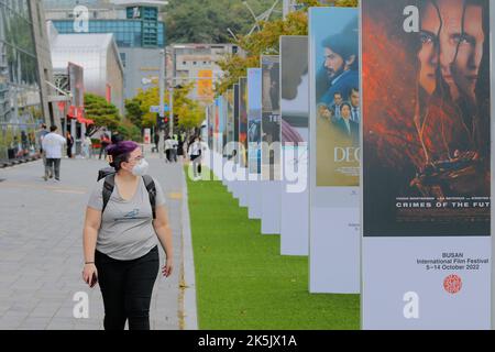 5 ottobre 2022-Busan, Corea del Sud-visitatori pass per poster di film evento presso la vicina piazza del cinema a Busan, Corea del Sud. Foto Stock