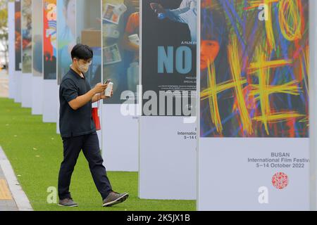 5 ottobre 2022-Busan, Corea del Sud-visitatori pass per poster di film evento presso la vicina piazza del cinema a Busan, Corea del Sud. Foto Stock