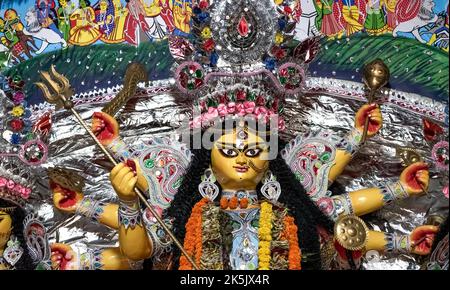 Foto di Durga Idol in una casa zamindar nel Sud 24 Parganas. Il Pujo, risalente a circa 350 anni fa, è molto famoso in questa regione. Foto Stock