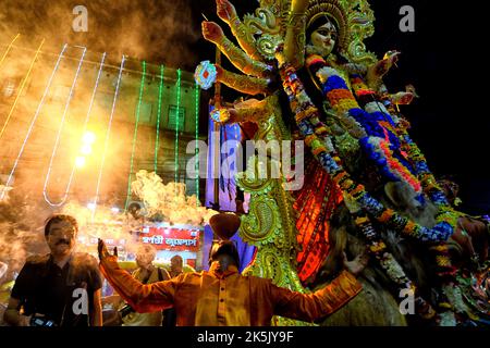 Kolkata, India. 06th Ott 2022. Un devoto esegue rituali durante la processione di Durga Puja. Vijaya Dashami è l'ultimo giorno del Festival di Durgapuja di 10 giorni in India. (Foto di Avishek Das/SOPA Images/Sipa USA) Credit: Sipa USA/Alamy Live News Foto Stock