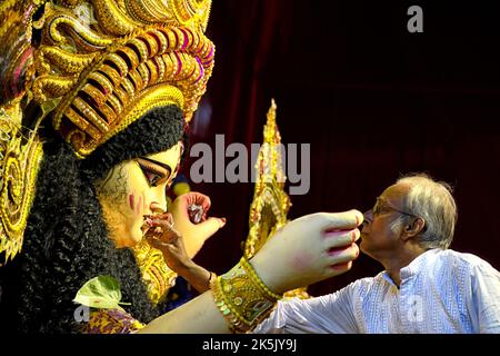 Kolkata, India. 06th Ott 2022. Un devoto esegue rituali alla dea Durga durante il festival. Vijaya Dashami è l'ultimo giorno del Festival di Durgapuja di 10 giorni in India. (Foto di Avishek Das/SOPA Images/Sipa USA) Credit: Sipa USA/Alamy Live News Foto Stock