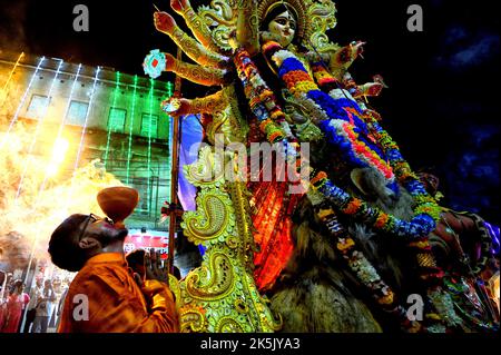 Kolkata, India. 06th Ott 2022. Un devoto esegue rituali durante la processione di Durga Puja. Vijaya Dashami è l'ultimo giorno del Festival di Durgapuja di 10 giorni in India. (Foto di Avishek Das/SOPA Images/Sipa USA) Credit: Sipa USA/Alamy Live News Foto Stock