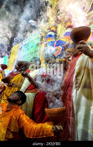 Kolkata, India. 06th Ott 2022. I devoti indù eseguono rituali durante la processione di Durga Puja. Vijaya Dashami è l'ultimo giorno del Festival di Durgapuja di 10 giorni in India. (Foto di Avishek Das/SOPA Images/Sipa USA) Credit: Sipa USA/Alamy Live News Foto Stock