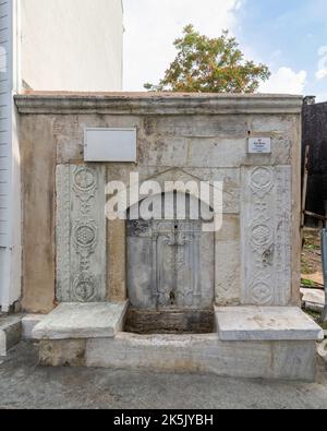 Haci Hasan Cesmesi, fontana scolpita in marmo, anche Sabil, costruita nel 1713 da Elhac Hasan Efendi, situata in via Oyuncu, vicino a piazza Sultanahmet, quartiere Fatih, Istanbul, Turchia Foto Stock