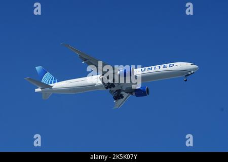 San Francisco, Stati Uniti. 08th Ott 2022. Un aereo della United Airline vola sopra il cielo di San Francisco. United Airline è una delle più grandi compagnie aeree del mondo. United airline è una compagnia aerea americana con sede in America e ha molte rotte verso diverse destinazioni nel mondo. Credit: SOPA Images Limited/Alamy Live News Foto Stock