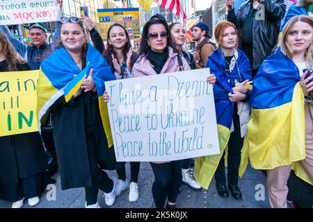 New York, Stati Uniti. 08th Ott 2022. I manifestanti si sono radunati contro l'aggressione russa contro l'Ucraina a Times Square a New York il 8 ottobre 2022. Alcuni manifestanti tenevano manifesti che lodavano l'esplosione sul ponte Crimea. (Foto di Lev Radin/Sipa USA) Credit: Sipa USA/Alamy Live News Foto Stock