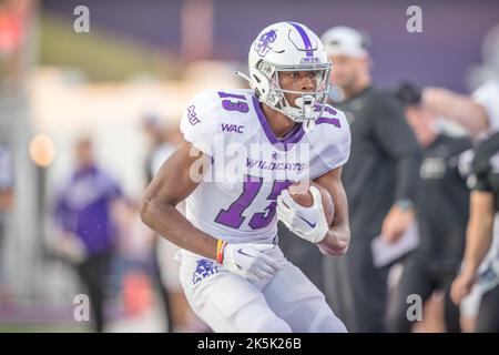 8 ottobre 2022: Ricevitore di Abilene Christian Wildcats Blayne Taylor (13) durante la partita di football NCAA tra Abilene Christian Wildcats e Stephen F. Austin Lumberjacks all'Homer Bryce Stadium di Nacogdoches, Texas. Gentile C. James/CSM Foto Stock