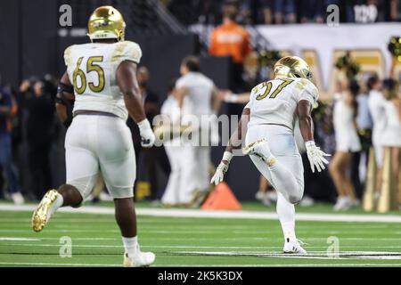 Las Vegas, Nevada, USA. 8th Ott 2022. Il lineman difensivo irlandese di Notre Dame Fighting Jayson Ademilola (57) festeggia dopo una sosta di $4th durante la seconda metà della partita di football universitario con i Brigham Young Cougars e i Notre Dame Fighting Irish all'Allegiant Stadium di Las Vegas, Nevada. Gli irlandesi combattenti di Notre Dame sconfissero i giovani Cougars di Brigham dal 28 al 20. Christopher Trim/CSM/Alamy Live News Foto Stock