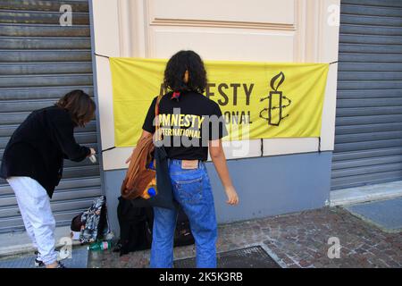 Salerno, Salerno, Italia. 8th Ott 2022. Salerno, Italia - Ottobre 08/2022 : giovani studenti e volontari di associazioni, hanno partecipato all'evento organizzato per esprimere la loro vicinanza alle donne iraniane, dopo la morte di Mahsa Amini . Il 22 giugno iraniano di discendenza curda, ucciso dalla polizia morale, dalla notizia della sua morte, le strade iraniane sono state piene di manifestanti che chiedono più libertà e più diritti. Il governo ha risposto reprimendo violentemente le proteste e un blocco di internet è stato imposto nella capitale, mentre nel resto del paese le città non possono più acce Foto Stock