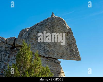 Una roccia equilibrata precariamente in cima ad una formazione al Castle Rocks state Park in Idaho, USA Foto Stock