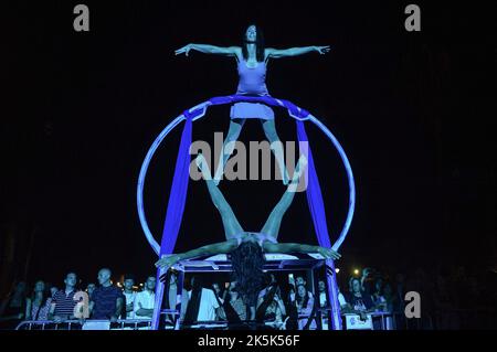 Malaga, Spagna. 08th Ott 2022. Gli acrobati si esibiscono in Plaza de la Marina mentre partecipano all'evento 'Noche en Blanco' nel centro della città, dopo che è stato sospeso a causa della pandemia del coronavirus per due anni. La tredicesima edizione di 'Noche en Blanco' accoglie una nuova cultura notturna in cui persone e visitatori potranno godere di spettacoli, musica e attività culturali gratuite nei musei fino a mezzanotte. Quest'anno il tema ufficiale scelto è costituito dai quattro elementi della natura: Fuoco, terra, acqua e aria. Credit: SOPA Images Limited/Alamy Live News Foto Stock