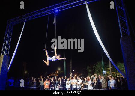 Malaga, Spagna. 08th Ott 2022. Un acrobato suona in piazza Plaza de la Marina mentre partecipa all'evento 'Noche en Blanco' nel centro della città, dopo che è stato sospeso a causa della pandemia del coronavirus per due anni. La tredicesima edizione di 'Noche en Blanco' accoglie una nuova cultura notturna in cui persone e visitatori potranno godere di spettacoli, musica e attività culturali gratuite nei musei fino a mezzanotte. Quest'anno il tema ufficiale scelto è costituito dai quattro elementi della natura: Fuoco, terra, acqua e aria. Credit: SOPA Images Limited/Alamy Live News Foto Stock