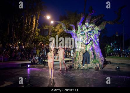 Malaga, Spagna. 08th Ott 2022. Gli artisti si esibiscono in Plaza de la Marina mentre prendono parte all'evento 'Noche en Blanco' nel centro della città, dopo che è stato sospeso a causa della pandemia del coronavirus per due anni. La tredicesima edizione di 'Noche en Blanco' accoglie una nuova cultura notturna in cui persone e visitatori potranno godere di spettacoli, musica e attività culturali gratuite nei musei fino a mezzanotte. Quest'anno il tema ufficiale scelto è costituito dai quattro elementi della natura: Fuoco, terra, acqua e aria. Credit: SOPA Images Limited/Alamy Live News Foto Stock