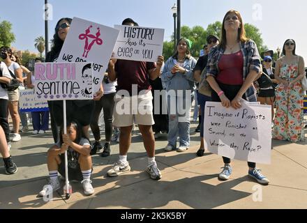 Los Angeles, Stati Uniti. 08th Ott 2022. Centinaia di persone si radunano per i diritti riproduttivi delle donne come parte di una protesta nazionale del ribaltamento di Roe contro Wade nella sezione Boyle Heights di Los Angeles sabato 8 ottobre 2021. Foto di Jim Ruymen/UPI Credit: UPI/Alamy Live News Foto Stock