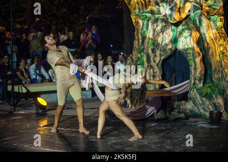 Malaga, Spagna. 08th Ott 2022. Gli artisti si esibiscono in Plaza de la Marina mentre prendono parte all'evento 'Noche en Blanco' nel centro della città, dopo che è stato sospeso a causa della pandemia del coronavirus per due anni. La tredicesima edizione di 'Noche en Blanco' accoglie una nuova cultura notturna in cui persone e visitatori potranno godere di spettacoli, musica e attività culturali gratuite nei musei fino a mezzanotte. Quest'anno il tema ufficiale scelto è costituito dai quattro elementi della natura: Fuoco, terra, acqua e aria. (Foto di Jesus Merida/SOPA Images/Sipa USA) Credit: Sipa USA/Alamy Live News Foto Stock