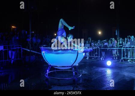 Malaga, Spagna. 08th Ott 2022. Gli acrobati si esibiscono in Plaza de la Marina mentre partecipano all'evento 'Noche en Blanco' nel centro della città, dopo che è stato sospeso a causa della pandemia del coronavirus per due anni. La tredicesima edizione di 'Noche en Blanco' accoglie una nuova cultura notturna in cui persone e visitatori potranno godere di spettacoli, musica e attività culturali gratuite nei musei fino a mezzanotte. Quest'anno il tema ufficiale scelto è costituito dai quattro elementi della natura: Fuoco, terra, acqua e aria. (Foto di Jesus Merida/SOPA Images/Sipa USA) Credit: Sipa USA/Alamy Live News Foto Stock