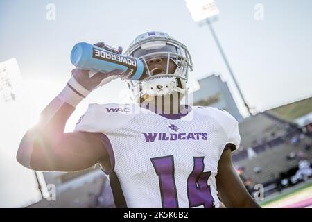 8 ottobre 2022: Abilene Christian Wildcats che corre indietro Rovaughn Banks Jr. (14) idrati prima della partita di calcio NCAA tra Abilene Christian Wildcats e Stephen F. Austin Lumberjacks allo stadio Homer Bryce di Nacogdoches, Texas. Gentile C. James/CSM Foto Stock