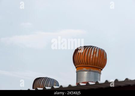 Sistema di ventilazione per condotti d'aria metall esterni di una fabbrica moderna immagine di sfondo industria Foto Stock