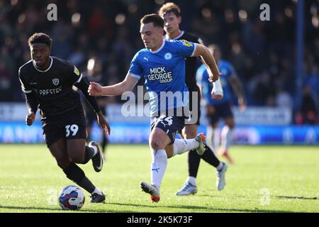 Peterborough, Regno Unito. 08th Ott 2022. Ben Thompson (PU) al Peterborough United contro Burton Albion, una partita della EFL League, al Weston Homes Stadium, Peterborough, Cambridgeshire. Credit: Paul Marriott/Alamy Live News Foto Stock