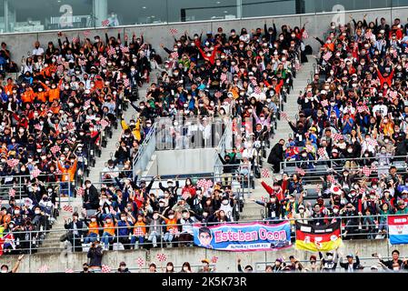 Suzuka, Giappone. 9th Ott 2022. Circuito atmosfera - tifosi in tribuna. 09.10.2022. Campionato del mondo Formula 1, Rd 18, Gran Premio del Giappone, Suzuka, Giappone, Giorno della gara. Il credito fotografico dovrebbe essere: XPB/immagini dell'Associazione Stampa. Credit: XPB Images Ltd/Alamy Live News Foto Stock