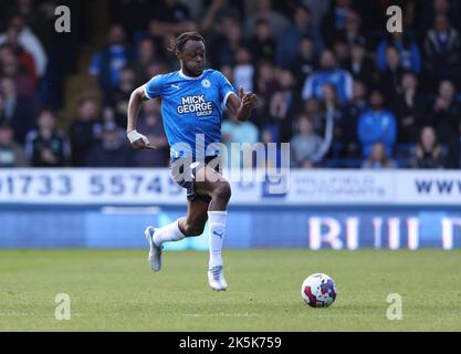 Peterborough, Regno Unito. 08th Ott 2022. Ricky Jade-Jones (PU) al Peterborough United contro Burton Albion, una partita della EFL League, al Weston Homes Stadium, Peterborough, Cambridgeshire. Credit: Paul Marriott/Alamy Live News Foto Stock