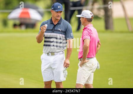 BANGKOK, THAILANDIA - 9 OTTOBRE: Bryson DeChambeau degli Stati Uniti d'America e Wade Ormsby dell'Australia sulla buca 9 durante il terzo e ultimo round al LIV GOLF INVITATIONAL BANGKOK a Stonehill Golf Course il 9 ottobre 2022 a Bangkok, THAILANDIA (Foto di Peter van der Klooster/Alamy Live News) Foto Stock