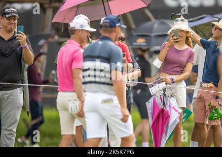 BANGKOK, THAILANDIA - 9 OTTOBRE: Uno spettatore film come Wade Ormsby of Australia e Bryson DeChambeau degli Stati Uniti d'America sulla buca 9 durante il terzo e ultimo round al LIV GOLF INVITATIONAL BANGKOK a Stonehill Golf Course il 9 ottobre 2022 a Bangkok, THAILANDIA (Foto di Peter van der Klooster/Alamy Live News) Foto Stock