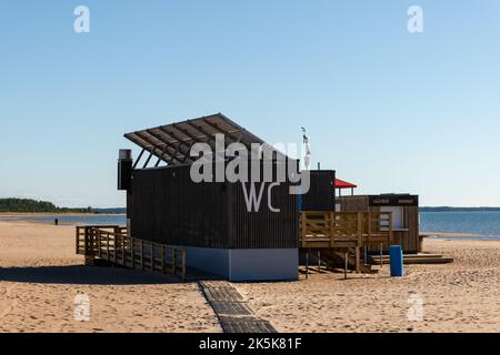 Yyteri, pori, Finlandia. Settembre 5, 2022. Edificio pubblico di servizi igienici sulla spiaggia di Yyteri a pori, Finlandia Foto Stock