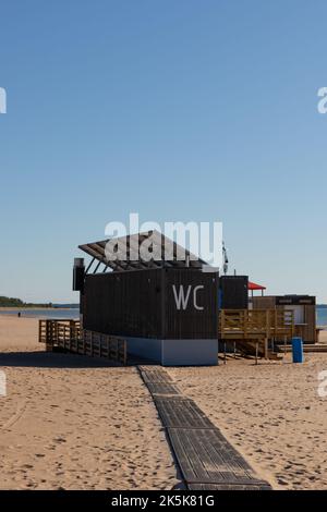 Yyteri, pori, Finlandia. Settembre 5, 2022. Edificio pubblico di servizi igienici sulla spiaggia di Yyteri a pori, Finlandia Foto Stock