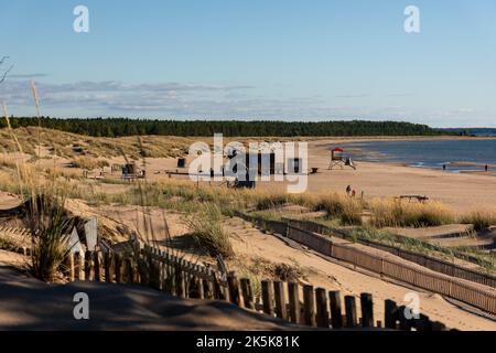 Pori, Finlandia. Settembre 5, 2022. Spiaggia di Yyteri e strutture sulla riva del Mar Baltico con recinzione in legno fuori fuoco in primo piano. Foto Stock