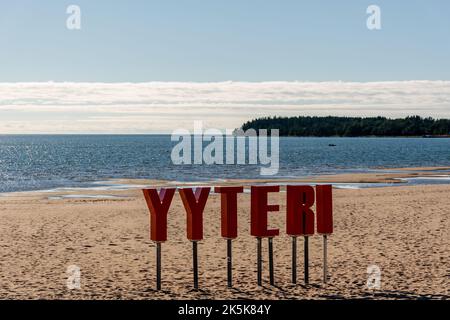 Spiaggia di Yyteri e dune di sabbia sulla riva del Mar Baltico a pori, Finlandia, con il segno rosso Yyteri in primo piano Foto Stock