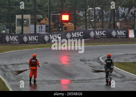 Suzuka, Giappone. 9th Ott 2022. Circuito atmosfera - gara interrotta - marescialli sul circuito. 09.10.2022. Campionato del mondo Formula 1, Rd 18, Gran Premio del Giappone, Suzuka, Giappone, Giorno della gara. Il credito fotografico dovrebbe essere: XPB/immagini dell'Associazione Stampa. Credit: XPB Images Ltd/Alamy Live News Foto Stock