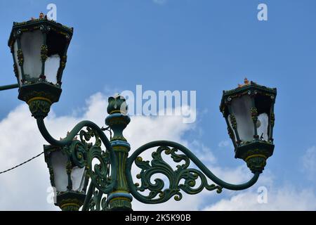 Luci stradali elettriche di vecchio stile a Yogyakarta. ancora vita Foto Stock