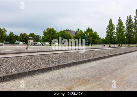 Dachau, Germania - 4 luglio 2011 : Memoriale del campo di concentramento di Dachau. Campo di concentramento nazista dal 1933 al 1945. Piazzole di stalla piene di ghiaia e m Foto Stock