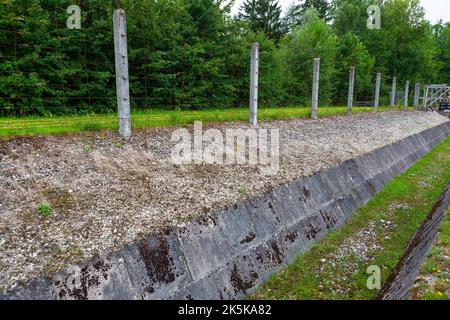 Dachau, Germania - 4 luglio 2011 : Memoriale del campo di concentramento di Dachau. Campo di concentramento nazista dal 1933 al 1945. Fossato e (elettrificato) barbato wi Foto Stock