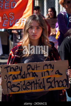 8 ottobre 2022, Boston, ma, USA: Più di 100 indigeni e alleati si sono radunati e marciati attraverso il centro di Boston per sostenere la Giornata delle popolazioni indigene in sostituzione della festa nazionale americana di Columbus Day il 2cd° lunedì di ottobre. Credit: Chuck Nacke / Alamy Live News Foto Stock