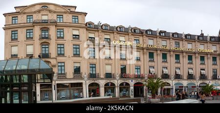 Monaco di Baviera, Germania - 4 luglio 2011 : Panorama del centro commerciale del lato nord a Karlsplatz (Stachus) con la gente che si macina all'esterno. Foto Stock