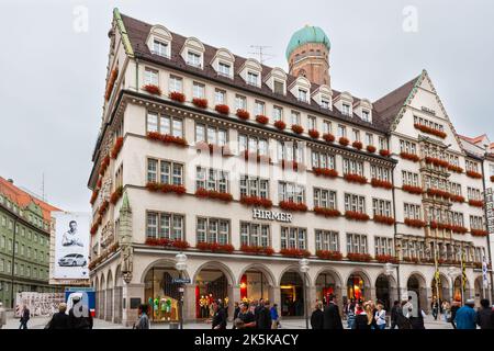 Monaco di Baviera, Germania - 4 luglio 2011 : edificio Hirmer. Negozio di abbigliamento maschile di lusso decorato con fiori in estate. Foto Stock