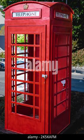 Cabina telefonica rossa britannica classica su una strada cittadina. Tradizionale cassetta telefonica inglese rossa. Architettura storica. Nessuno, foto di viaggio, focus selettivo Foto Stock