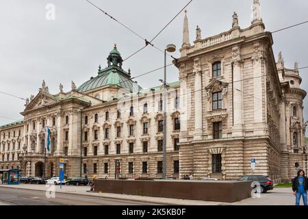 Monaco di Baviera, Germania - 4 luglio 2011 : Justizpalast. Palazzo di Giustizia, Palazzo di Giustizia neo-barocco del Dipartimento di Giustizia Bavarese, lato sud Foto Stock