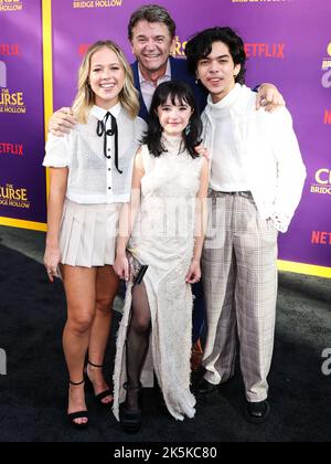 Hollywood, Stati Uniti. 08th Ott 2022. HOLLYWOOD, LOS ANGELES, CALIFORNIA, USA - OTTOBRE 08: Barrett, Abi Monterey e Myles Vincent Perez arrivano al Los Angeles Special Screening di Netflix 'The Curse of Bridge Hollow' tenutosi al Netflix Tudum Theater il 8 ottobre 2022 a Hollywood, Los Angeles, California, Stati Uniti. (Foto di Xavier Collin/Image Press Agency) Credit: Image Press Agency/Alamy Live News Foto Stock