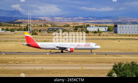 Madrid, Spagna, 30 ottobre 2022: L'aereo di Iberia sulla pista di volo, pronto per il decollo Foto Stock