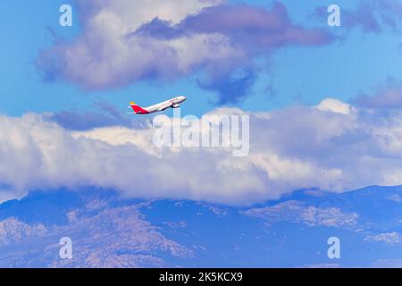 Madrid, Spagna, 30 ottobre 2022: Aereo della compagnia aerea Iberia che sorvola le montagne della Spagna centrale. Foto Stock