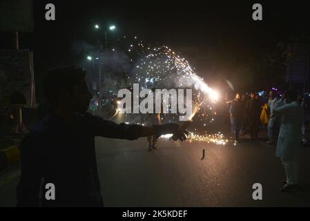 Lahore, Punjab, Pakistan. 8th Ott 2022. I pakistani illuminano i fuochi d'artificio alla vigilia del festival musulmano di Eid-e-Milad-ul-Nabi a Lahore. La nazione e il mondo intero celebrano l'anniversario della nascita (Eid Milad-un-Nabi) del santo Profeta Muhammad (Pace sia su di lui) nato nell'anno 570, il 12th di Rabi-ul-Awwal con zelo religioso, fervore ed entusiasmo in tutto il paese. Migliaia di musulmani pakistani parteciperanno martedì alle processioni religiose, alle cerimonie e distribuiranno pasti gratuiti tra i poveri. Congregazioni, raduni e processioni sul bir di Milad-un-Nabi Foto Stock