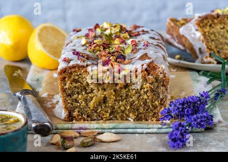 Torta al pistacchio, al cardamomo e al limone Foto Stock